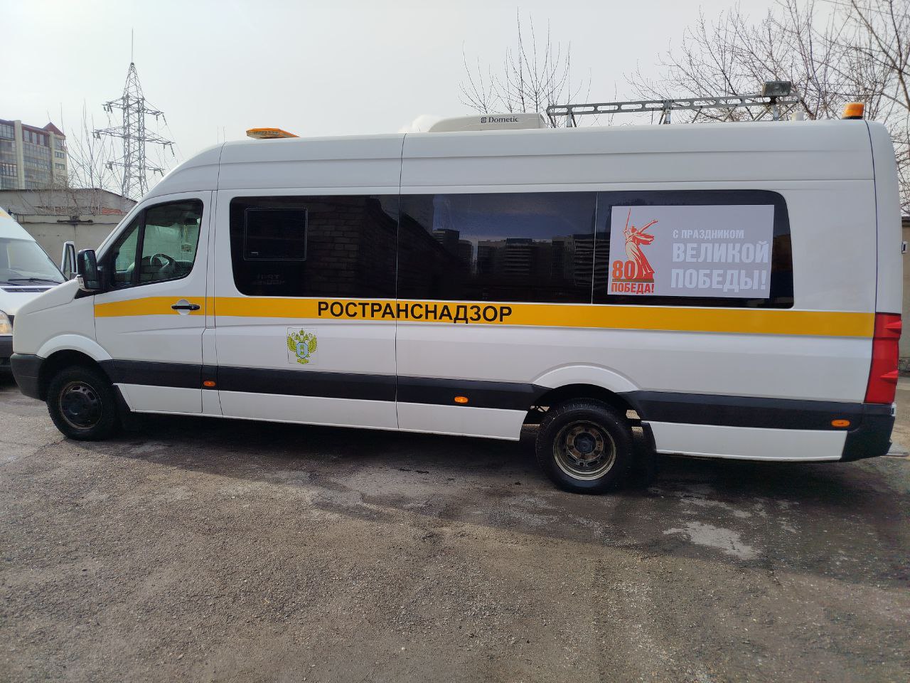 На служебные автомобили МТУ Ространснадзора по СФО нанесены официальные логотипы и символика 80-летия Победы в Великой Отечественной войне